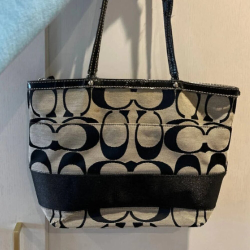 gorgeous vintage monogram coach shoulder bag